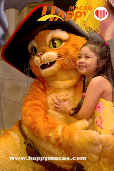 DreamWorks_Animation_Character_Meet_and_Greet_Puss_with_little_girl_1