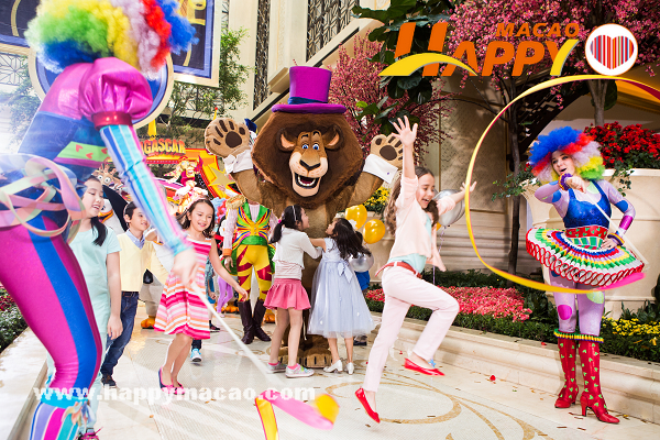 DreamWorks_Experience_All_Star_Parade_Madagascar_with_kids