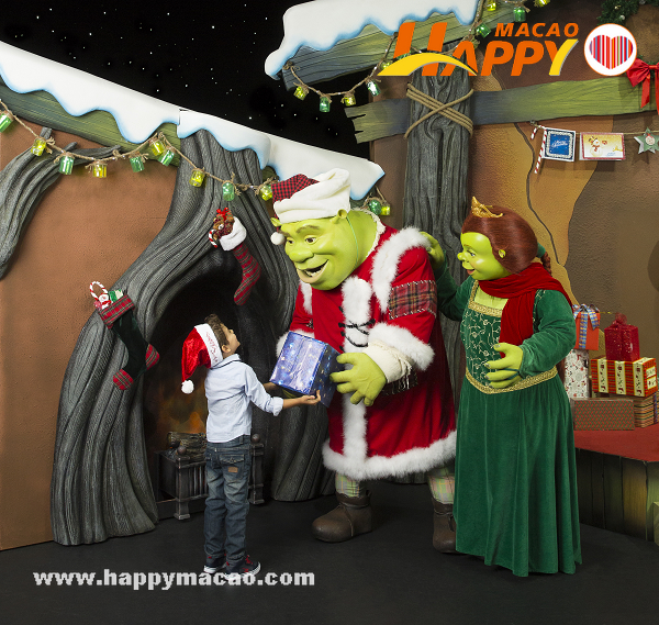 Shreks_Holiday_House_Shrek__Fiona_with_kid