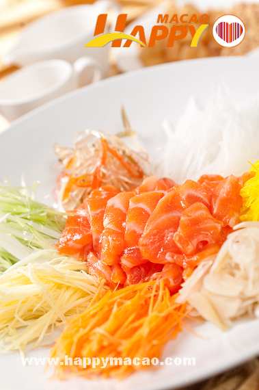 _Salmon_Sashimi_Salad_with_Vegetable_Julienne