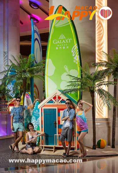 Diamond_Lobby_4.5m_high_surfboard