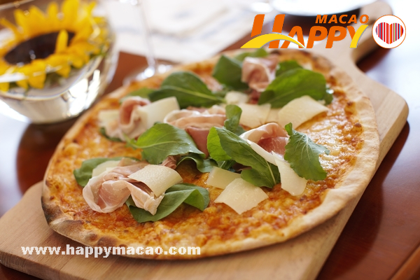 GM_-Terrazza_-_Signature_-_Pizza_with_prosciutto__rocket_leaves