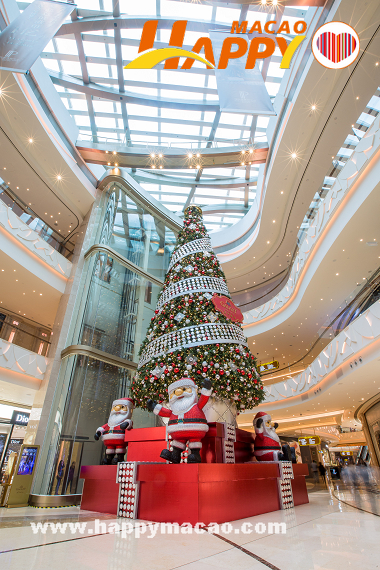 GM_-_Pearl_Lobby_-_Christmas_Tree