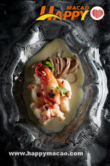 Lai_Heen_Hong_Kong_Style_Cooked_Blue_Lobster_with_Buckwheat_Noodle_in_Gruyere_Cheese_Sacue_1