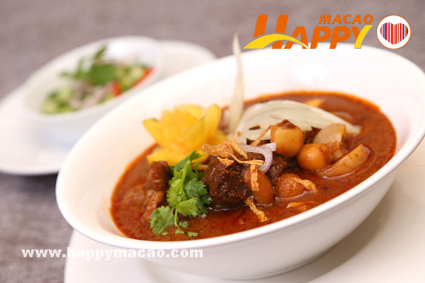 Beef_cheeks_in_MasSaman_curry_2