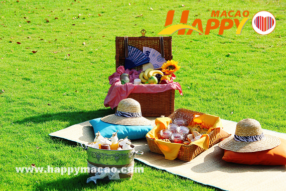 Easter_Picnic_Set_on_Garden_Lawn__Grand_Coloane_Resort