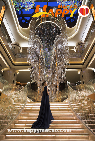 Bride_at_Lobby_Stairs