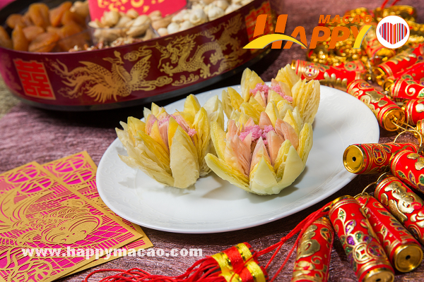 Deep-fried_Crispy_Puff_Stuffed_with_Lotus_Paste