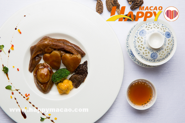 Wild_Mushroom_-_A_6_Heads_Abalone_Braised_with_Morel_Accompanied_with_Pomelo_Skin