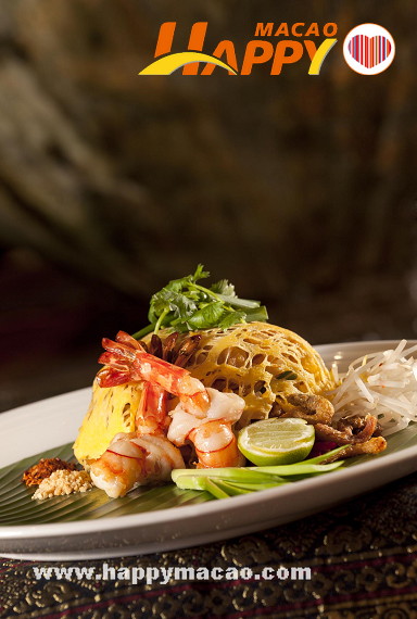 Phad_Thai_Kai_Hor_Thai_rice_noodles_with_prawns_wrapped_in_an_egg_net_