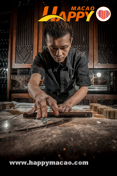 Mandarin_Oriental_Macau_Homemade_Mooncake_chef_01