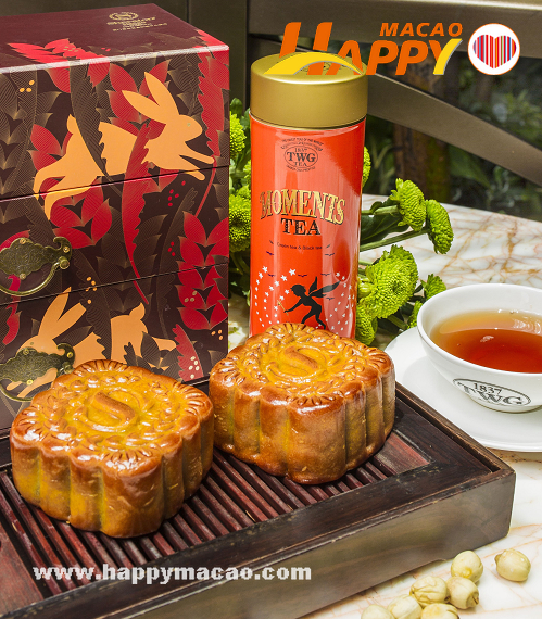 Sheraton_Macao_Hotel_-_Red_Bean_Paste_with_Mandarin_Peel_Mooncakes