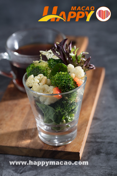 Starbucks_Grilled_Broccoli__Cauliflower_Salad_Cup