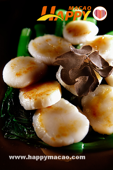 Sauteed_South_Australian_Scallops_served_with_Black_Truffle_and_Kale