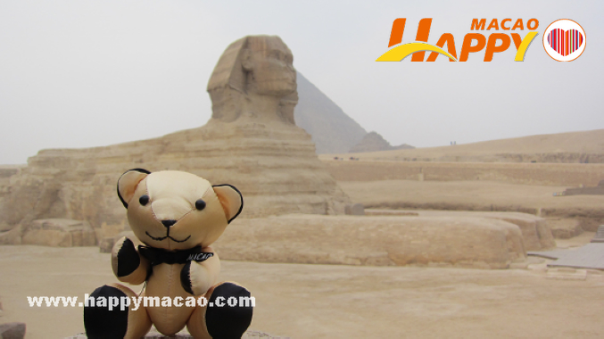 Bear_at_the_Sphinx_Egypt