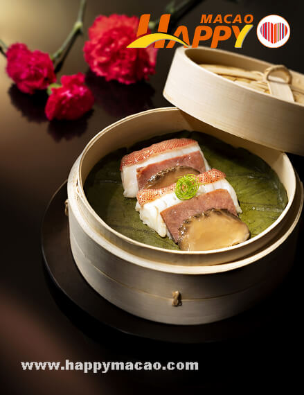 Lai_Heen_-_Steamed_Garoupa_Fillet_with_Yunnan_Ham_and_Mushroom_1