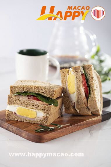 Starbucks_Chicken_Egg_and_Ham_Sandwich