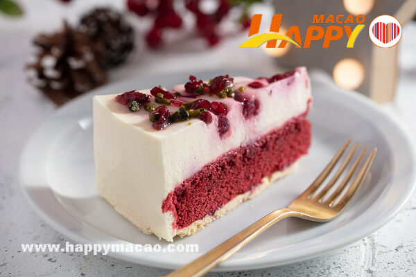 Starbucks_Red_Velvet_Cranberry_Mousse_Cake_1