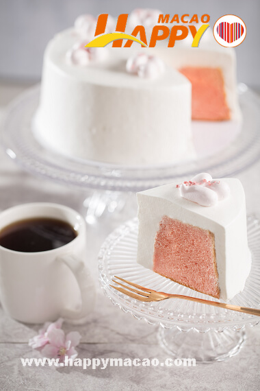 Starbucks_Strawberry_Chiffon_Cake_1