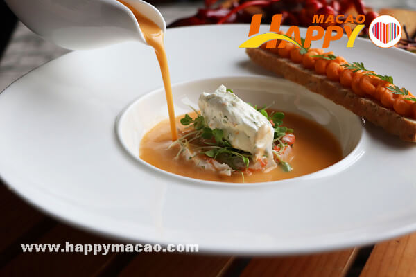 -_Prive-Lobster_Bisque_with_Boiled_Shrimp_Tartar_Citrus_Cream