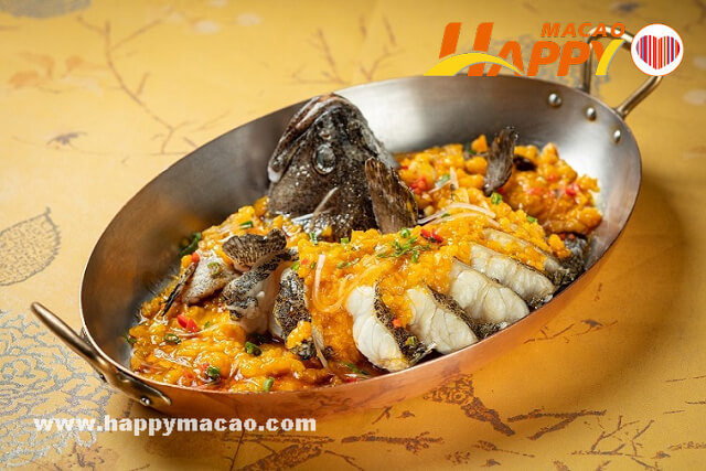 Lotus_Palace_-_Steamed_pearl_dragon_grouper_with_pickle_vegetables_and_Hainan_yellow_chopped_chilli_sauce__1