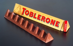 再有一款TOBLERONE朱古力含異物